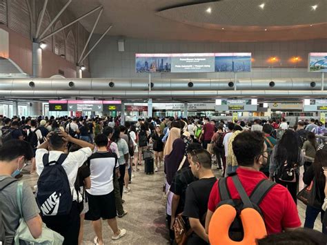 Swarms of people walk across Causeway from JB to skip long bus queue after 3-day weekend ...