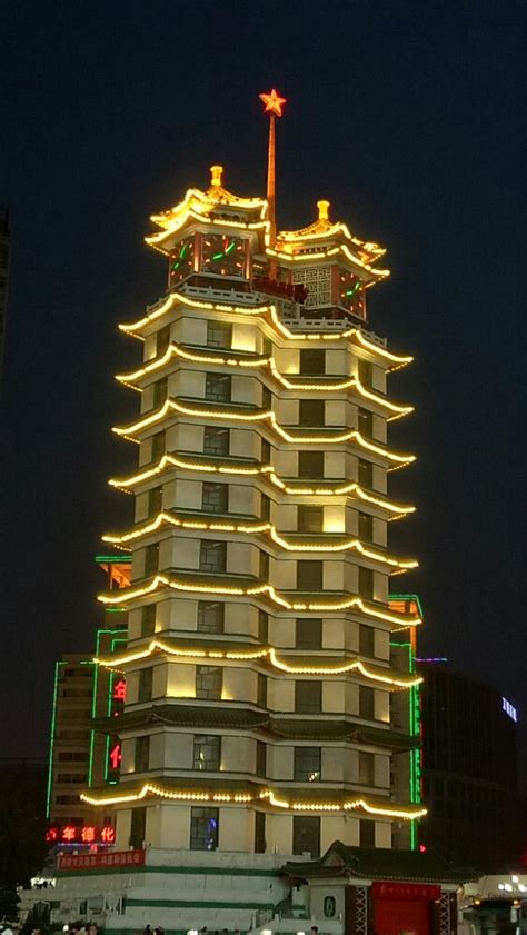【携程攻略】郑州二七纪念塔景点,我们是下午去的，等到晚上又看的二七纪念塔夜景，夜景好看，因为周围…