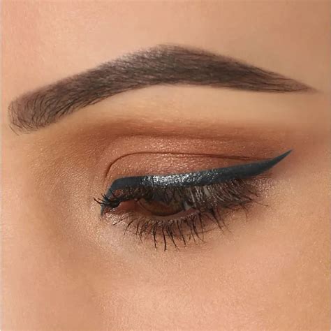 Lakme Absolute Shine Liquid Eye Liner, Black, 4.5 ml | Lakme Salon