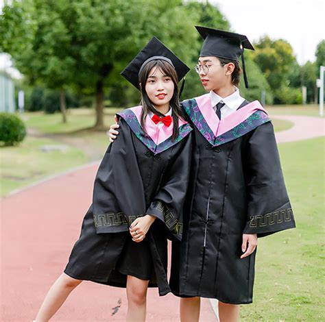 女生云肩搭配学士服拍毕业照，展现满满中国风，颜值更是叫人惊艳