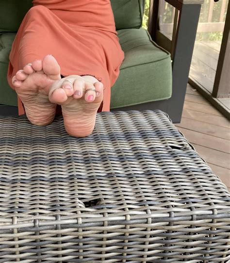 Morning stretches outside 😉 : r/Foot_Fetish_Creators