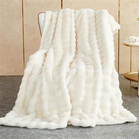 Amazon.com: Soft Warm Faux Rabbit Fur Blanket - Thick 1000 G/M Faux Fur ...