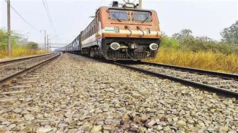 Delhi: लूट के बाद ट्रैक पर दिया धक्का, ट्रेन की चपेट में आने से कटे हाथ ...