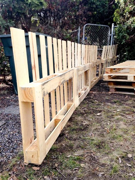DIY Cheap Pallet Fence Projects - Wilkinson Fookistand