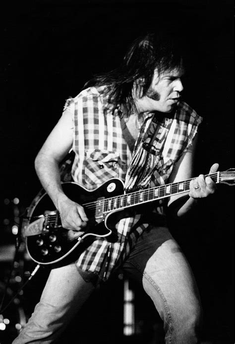 Neil Young Biography - Facts, Childhood, Family Life & Achievements