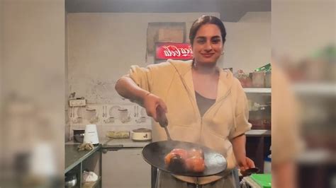 आयशा खान का वीडियो वायरल, पहाड़ों में टमाटर भरता और गाजर का हलवा दिखीं ...