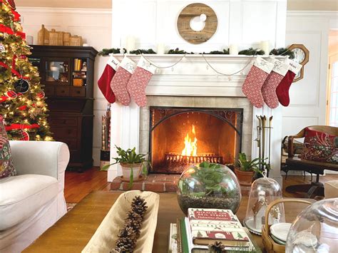 Gorgeous Farmhouse Red Christmas Fireplace Mantel Decor with Christmas ...