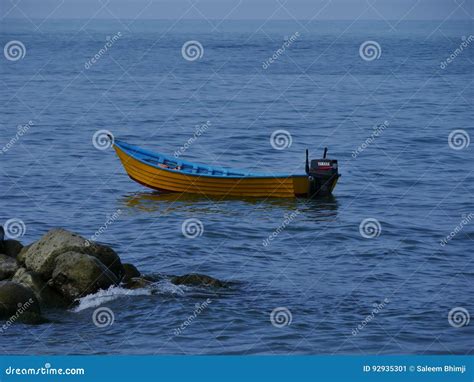 Bateau Simple En Mer Caspienne Photo éditorial - Image of extérieur ...