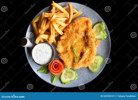Bistec De Pollo Con Verduras En Plato Azul Aislado En La Parte Superior ...