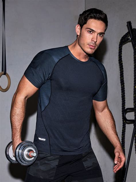 Camisetas esportivos masculinos | Mens activewear fashion, Athleisure ...