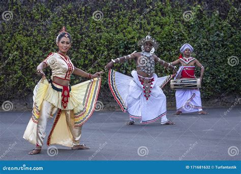 Sri Lankan Dancers in Traditional Clothes, Sri Lanka Editorial ...