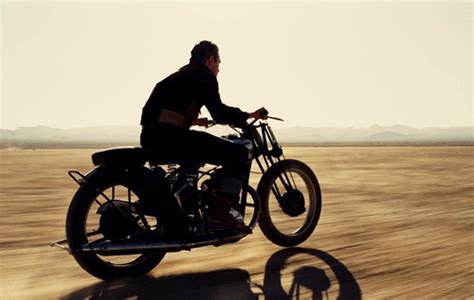 男子骑着摩托车在沙漠上快速的骑行gif图片-动态图片基地