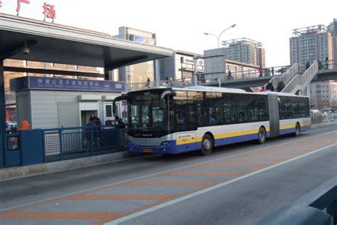 938公交车被撞了……__凤凰网