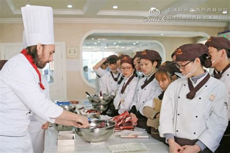我校西点专业学生赴好利来参观学习_沈阳新东方烹饪学校