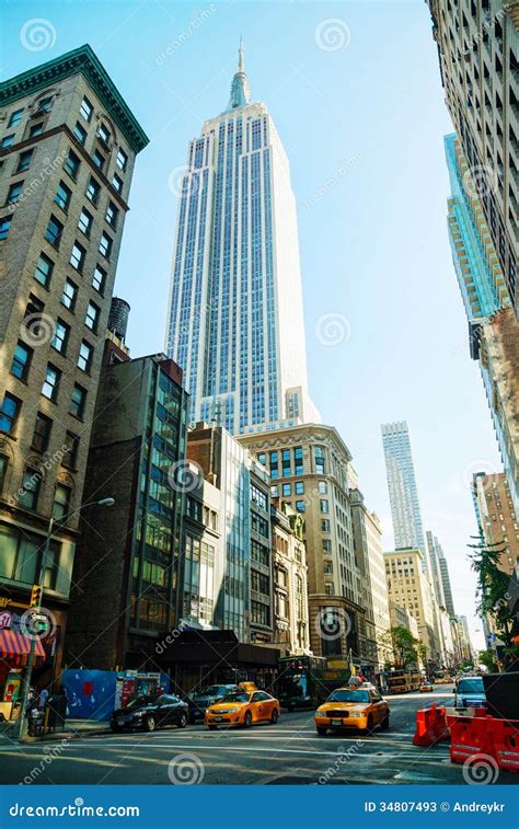 De Straat Van New York Met De Bouw Van De Imperiumstaat Redactionele ...