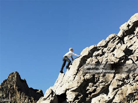 Business People Walking Up Mountain 的图像结果