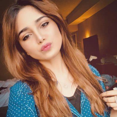 Aima Baig Wiki, Age, Family, Biography, etc | wikibion