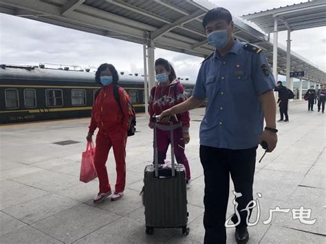 6月20日7时55分，汽笛响起，由巫山开往重庆北的C6403次列车从郑渝高铁巫山站缓缓驶出，这是由巫山站始发的第一班列车。-城建交通 -精品万州