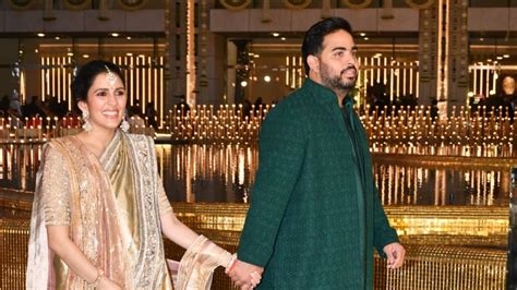 Akash Ambani and Shloka Mehta in regal ensembles arrive hand-in-hand ...