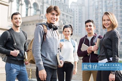 留学生在校园里聊天-蓝牛仔影像-中国原创广告影像素材