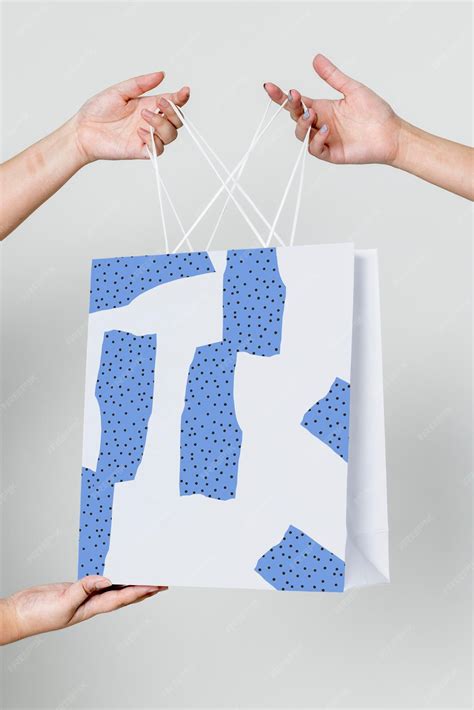 Premium PSD | Woman carrying a shopping bag mockup