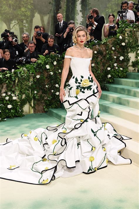 Looks icónicos de la Gala del Met de la última década: De Rihanna a Zendaya | Us Weekly