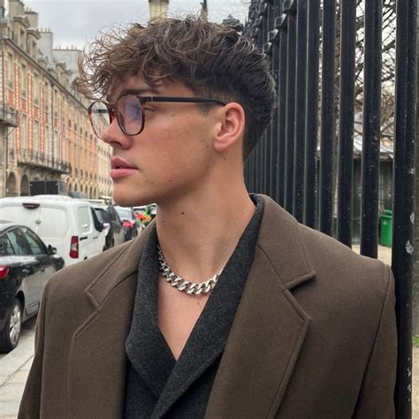 Pin by R on b | Wavy hair men, Male haircuts curly, Mens hairstyles ...