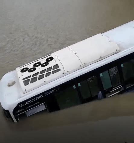 贵州公交车坠湖已有21人死亡 车辆落水后如何自救逃生 冷静是关键_中国网