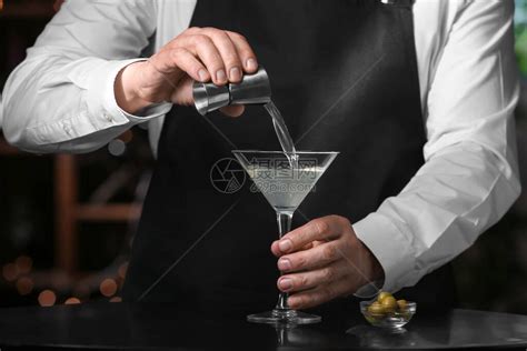 在酒吧里制作新鲜马提尼酒的调酒师高清图片下载-正版图片503986277-摄图网