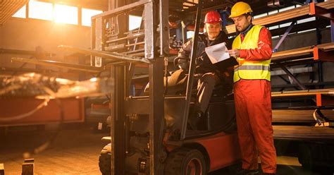 Safely driving a forklift | Helvetia.ch