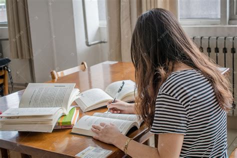 大学生上课平板电脑学习高清图片下载-正版图片501391588-摄图网