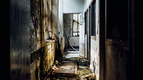 Download wallpaper 2560x1440 corridor, abandoned, ruins, creepy ...
