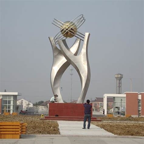 城市不锈钢环境雕塑的寓意美-宏通雕塑