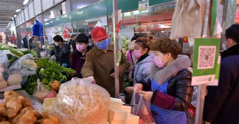 邢台123：邢台居民生活物资保障充足，团结路菜市场，居民在购买新鲜蔬菜