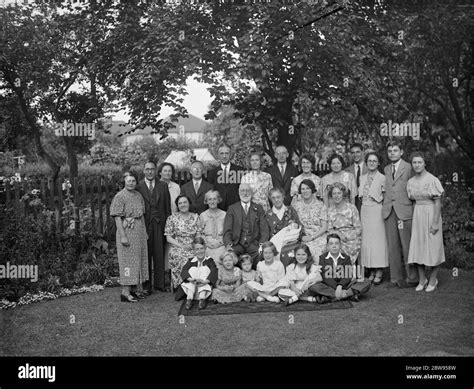 Family portrait 1930s hi-res stock photography and images - Alamy