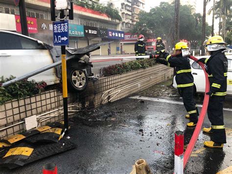郑州街头轿车追尾后起火，消防车、洒水车合力扑救-大河新闻