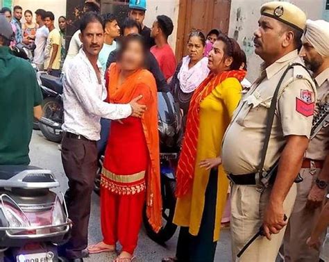 पहली पत्नी से हो चुका है तलाक, दूसरी को सड़क पर डंडों से पीटा - first ...