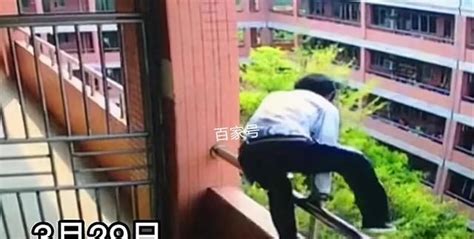 北京一幼儿险坠楼 保安爬护栏救下