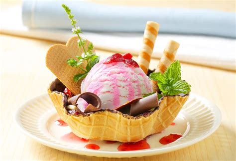 巧克力圣代冰淇淋冰淇凌 库存图片. 图片 包括有 冠上, 奶油, 樱桃, 圣代冰淇淋, 点心, 牧羊人, 食物 - 40762277