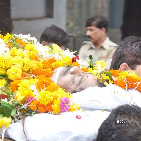 Acclaimed B'wood filmmaker Sudhakar Bokade's funeral procession, in ...