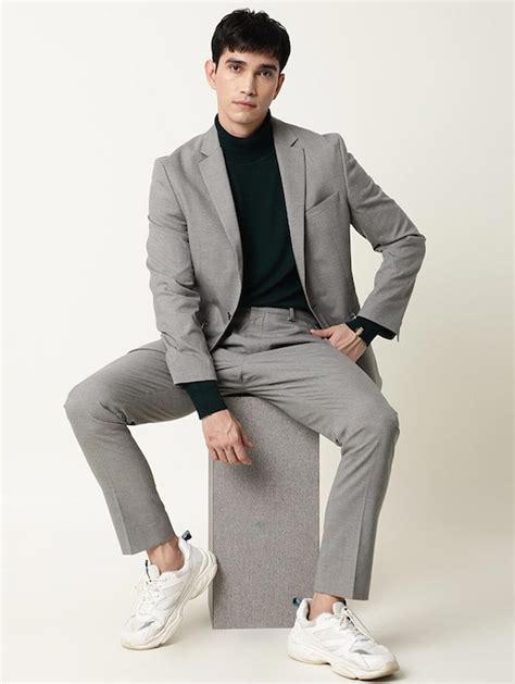 Men Grey Solid Single-Breasted Slim-Fit Formal Blazer