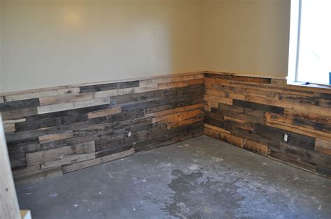 Pallet Wood Wall Design for a Rustic Bedroom Look