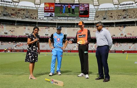 Bat lands on its side during pre-game flip at Perth
