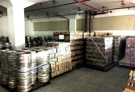 盒啤酒在啤酒厂仓库里 编辑类照片. 图片 包括有 制造, 行业, 被装瓶的, 技术, 容器, 包装, 坦克 - 55614101