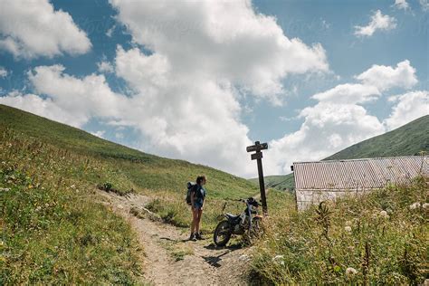 Girls Backpack Hiking 的图像结果