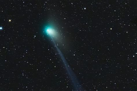 Comet ZTF appears green as it streams dust and gases • Earth.com