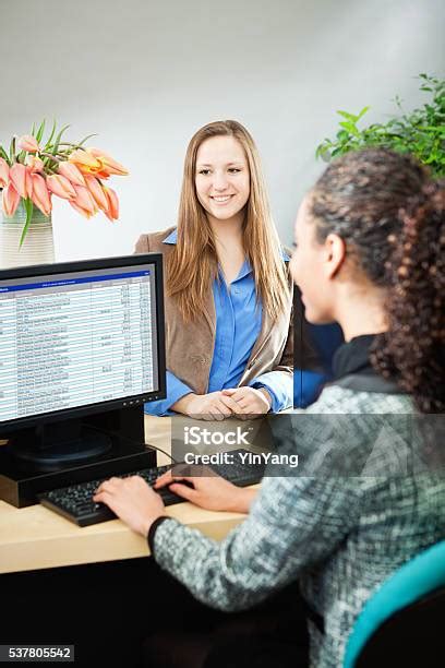 Bank Using Computer 的图像结果