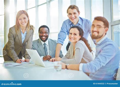 Freidnly Business People 的图像结果