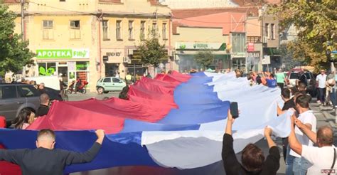 I Jagodinci obeležili praznik: Razvili zastavu dugu 103 metra - najdužu ...