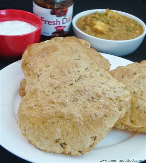 Poornima's Cook Book: Methi Poori / Puri (using Kasuri Methi leaves / Dried Fenugreek Leaves)